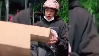 cảmđộng chàng shipper và bé như :0