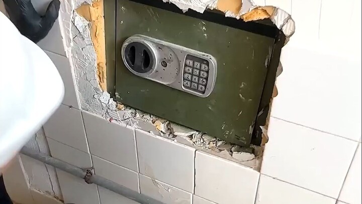 Saat merobohkan rumah, ditemukan sebuah brankas tersembunyi~ ternyata isinya benar-benar mengejutkan