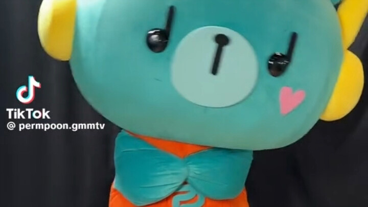 Tòa nhà GMM rực sáng đèn lúc 3 giờ sáng, đến gần mới thấy Gấu Da Xanh đang tập nhảy…