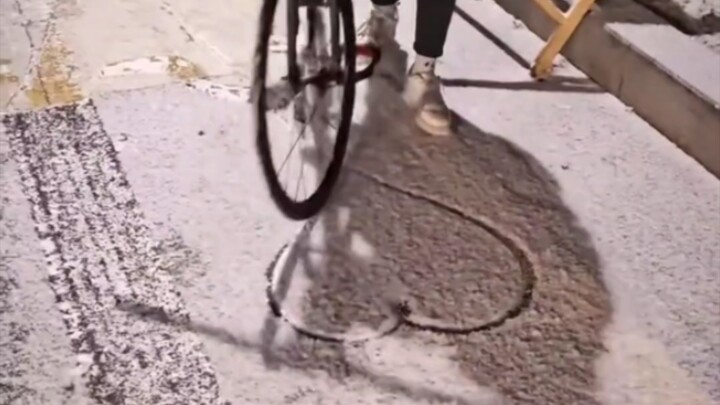 วาดหัวใจบนหิมะด้วยจักรยาน