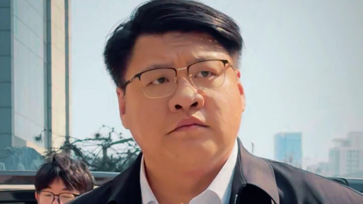 لماذا كل القبعات في موقع البناء بألوان مختلفة، بينما أنا وحدي أرتدي قبعة بيضاء؟