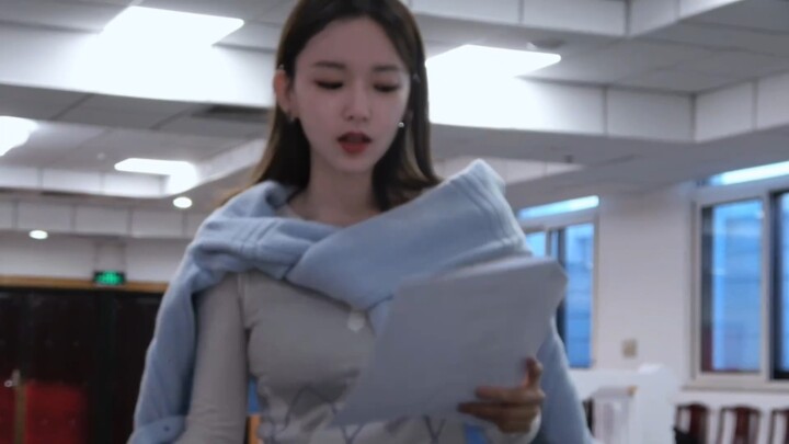 Gadis cantik dengan wajah bold justru semakin cantik saat tampil lebih natural