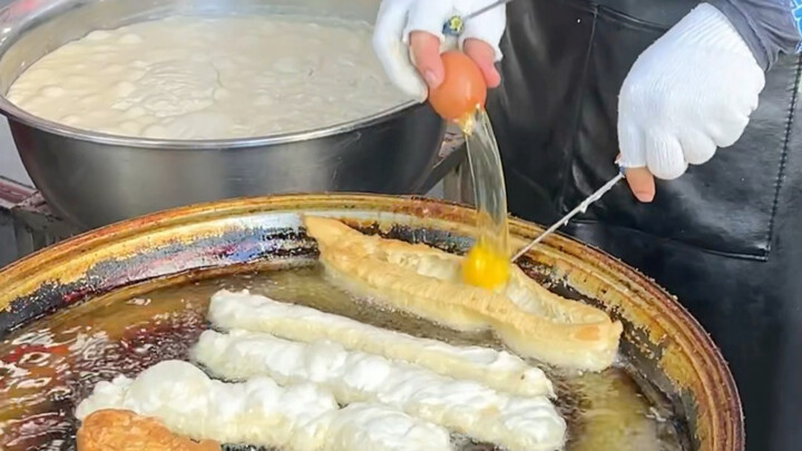 Calorie bomb for breakfast on the streets of Xi’an: egg and fried dough sticks