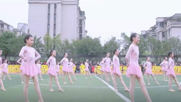 Bài tập giữa giờ của sinh viên múa