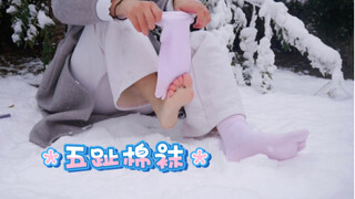 Challenge to try on five-toe socks in the snow, toes are frozen red