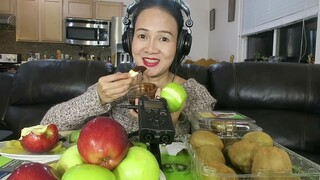 Asmr eating kiwi apple.