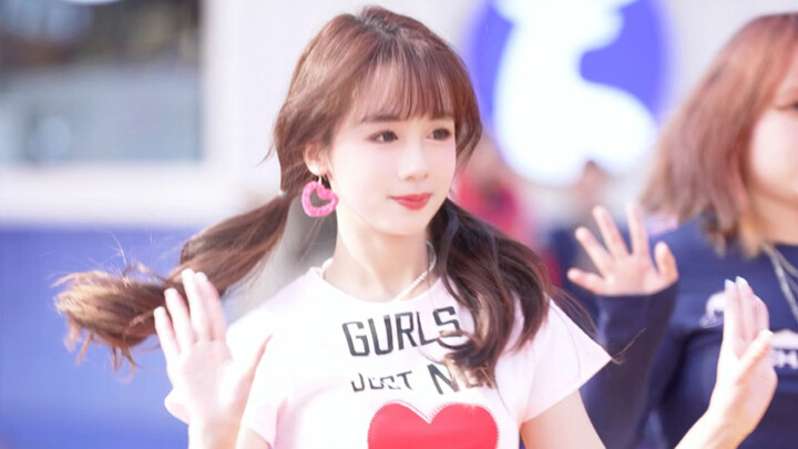 Chu~♡ Mom Took Five Minutes to Film Her Little One’s Children’s Day Talent Show