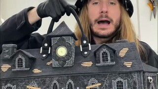 网友用二手牛仔裤做了一个“鬼屋行李包”，设计处处是巧思，但是什么气质才能hold得住呢？