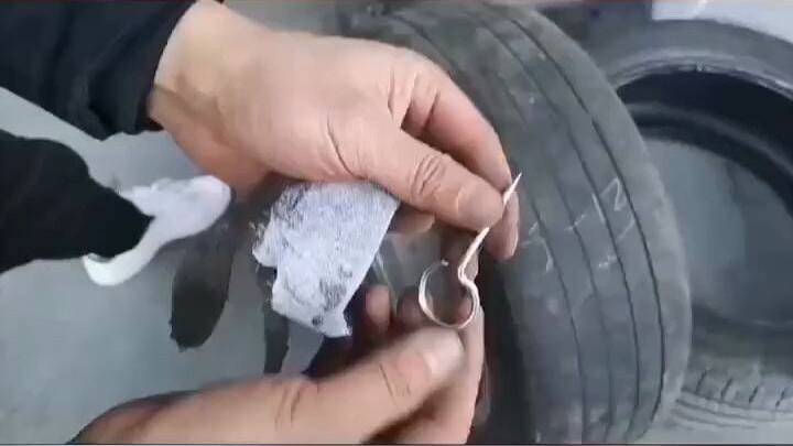 يمتلك بعض فنيي إصلاح الإطارات "أدوات خاصة". يكشف هذا الفيديو أسرارًا لأصحاب السيارات ويشجع زملائهم.