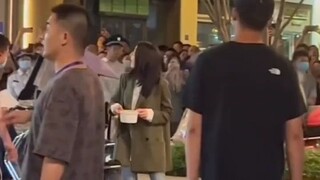 【迪丽热巴公诉精英最新路透】笑不活了！热巴看到小自行车倒了还去扶一下，好可爱！热巴往天上看啥！一脸惊讶的样子