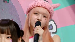 Lily M hát một đoạn trích từ PAXXWORD tại Trung tâm âm nhạc