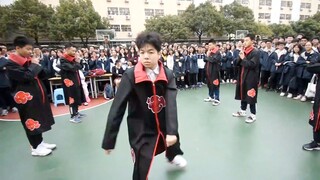 قام المدير بقيادة آلاف الخريجين في رقصة، فخرج المشهد عن السيطرة لفترة! قال أحد المستخدمين: خلّوا الص