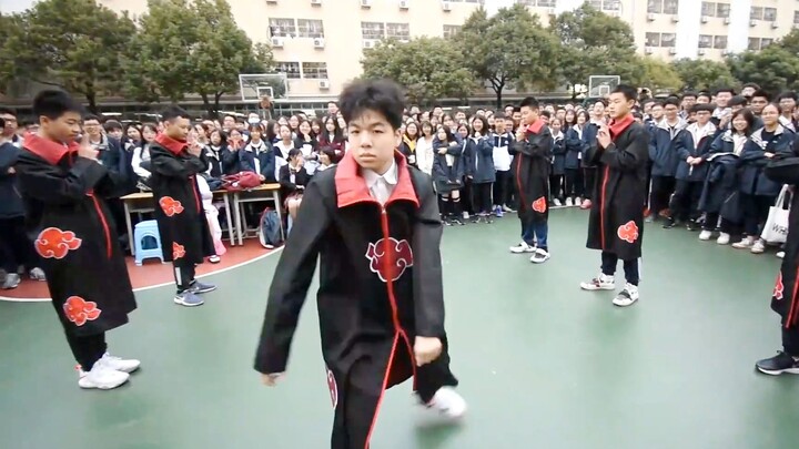 The principal led thousands of graduates in a dance, and the scene quickly got out of control! Netiz