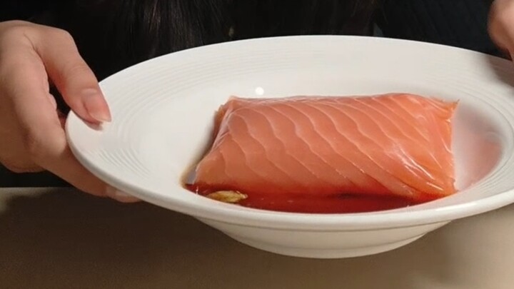 Mungkin di kehidupan sebelumnya aku adalah beruang cokelat—makan sepotong besar salmon dalam waktu k