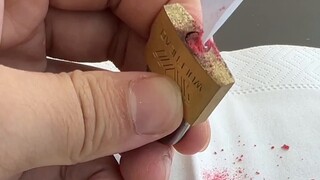 Hai que diêm có thể mở được ổ khóa không? Tên trộm rất vui mừng khi chứng kiến cảnh này.