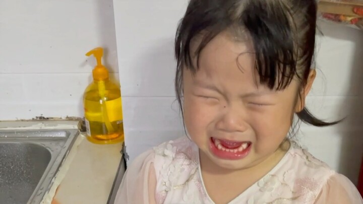Chị gái tôi nói rằng kẹo dẻo cần phải được rửa sạch trước khi ăn.