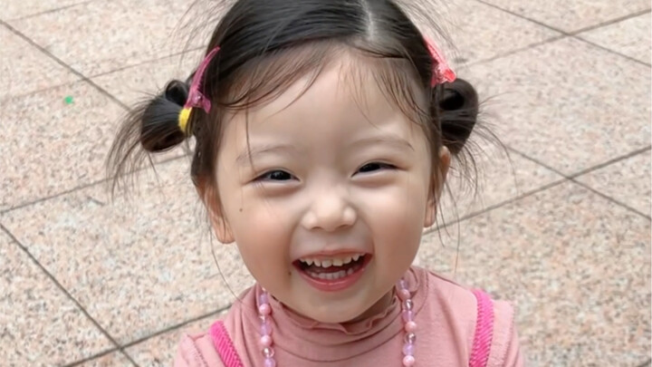 تحدي الأطفال البشريين بالأزياء المتناسقة اللون – الوردي