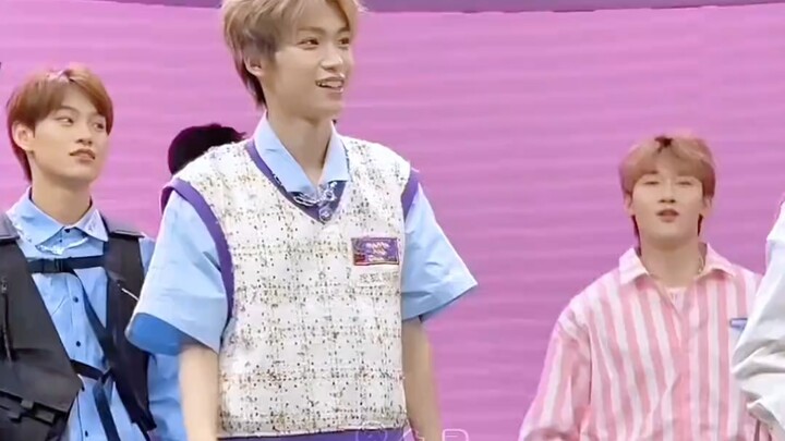 Không phải người này là ai chứ, lần nào xem video nhảy của Tử Du cũng thấy anh ấy đứng phía sau chọc