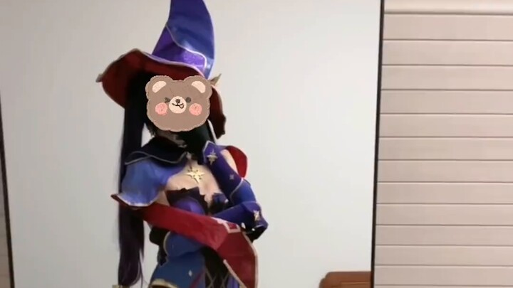 เกี่ยวกับเหตุการณ์ที่เด็กชายคอสเพลย์โดยที่โมนาซื้อแผ่นซับน้ำนมและมีครอบครัวของเธอเซ็นให้และอยากจะตาย