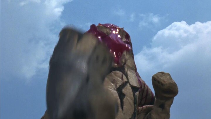 (Pemotongan fisik) Perhatikan monster atau makhluk kosmik yang telah dipotong-potong oleh Ultraman S