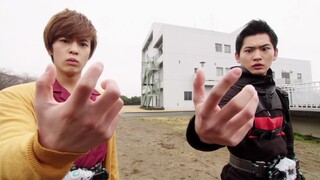 Cảm giác thế nào khi Kamen Rider giật lấy vật thể biến hình của Rider chính từ tay bạn?