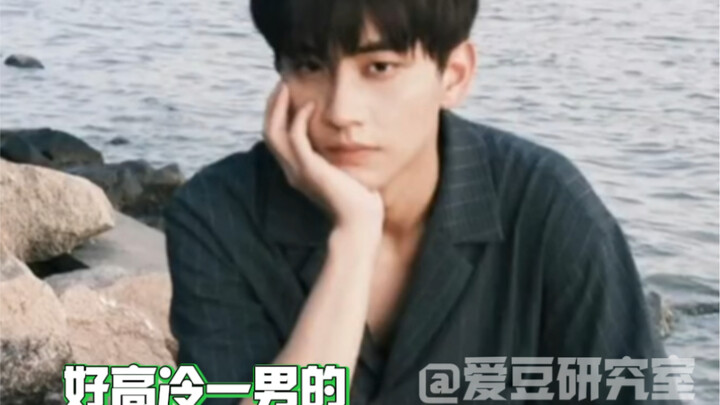 Một người có khuôn mặt lạnh lùng và giọng nói trẻ con, người kia có khuôn mặt cún con và giọng nói c