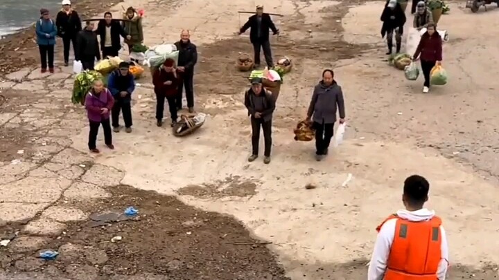 مشهد نقل السكان من قرية نونغ بالعبّارة إلى السوق المحلي