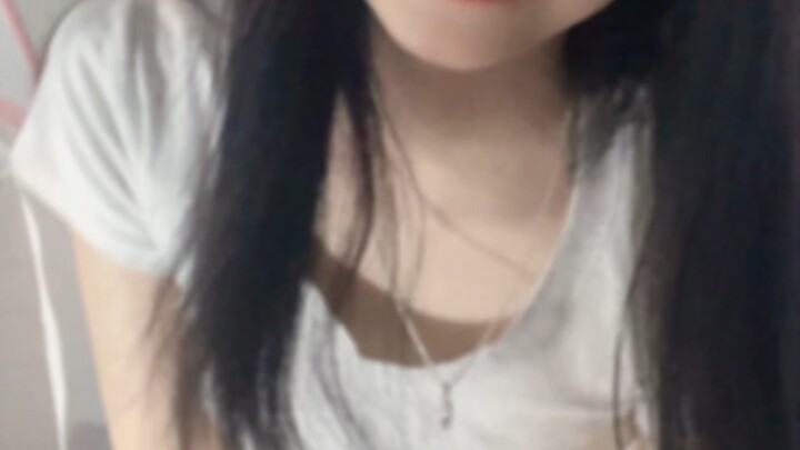 Giờ phút tự vui vẻ của cô nàng ở nhà hạnh phúc đây! (>^ω^<)