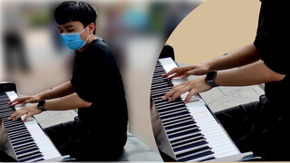 A boy covers "リテラチュア" with piano in the street