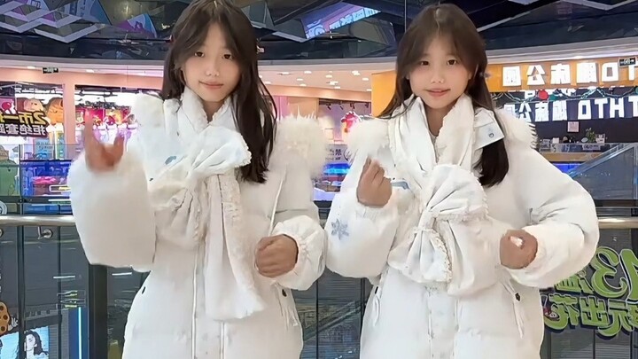 ท้าทายใส่ถุงน่องไม่ซ้ำกันทุกวัน! ฝาแฝด “เมิ่งฉี เมิ่งหาน”