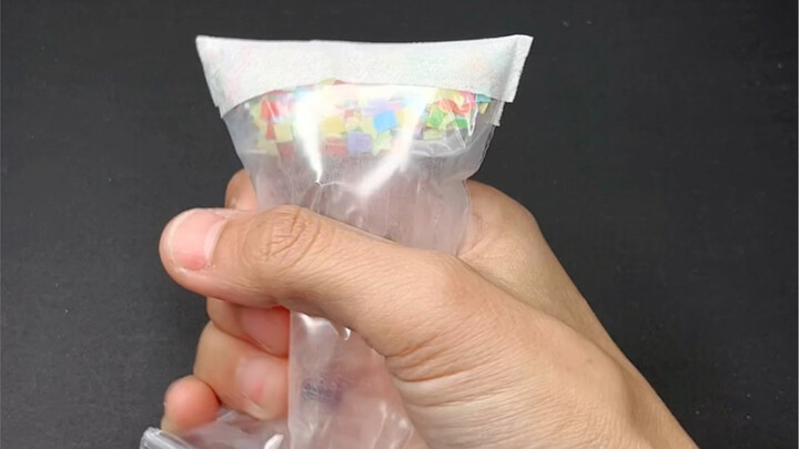 Use plastic bags and tissues to make fun fireworks. Come and try it with your children.