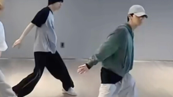 【هوانغ غوانهينغ × لي يونغتشين】ألا يوجد أحد يتحقق من نسبة التزامن الرهيبة لرقص هينغ تشين وسرعته في تع