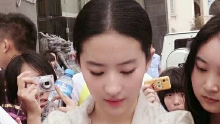 How much does Liu Yifei really spoil her fans? | What would you do if Liu Yifei signed your autograp