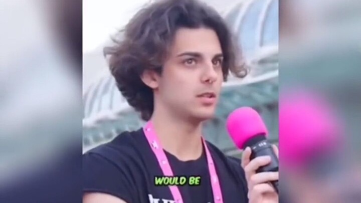 Ternyata wawancara jalanan “aneh” yang sering kamu lihat online mungkin direkam seperti ini...