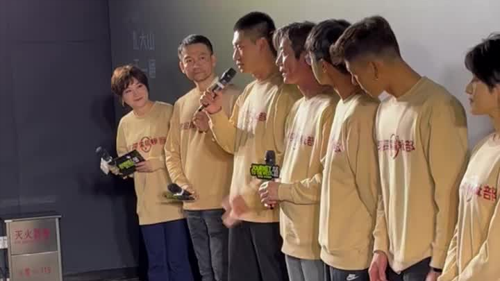 Buổi công chiếu bộ phim “Bộ biên tập khám phá vũ trụ”: Đạo diễn Fanfan lỡ miệng: “Xin chào mọi người