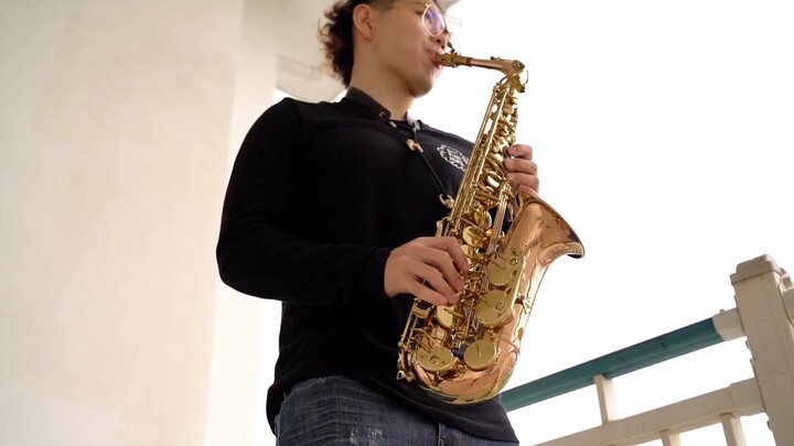 Apa yang terjadi jika Anda pergi ke rooftop dan memainkan JOJO dengan saksofon? Panggil lebih banyak
