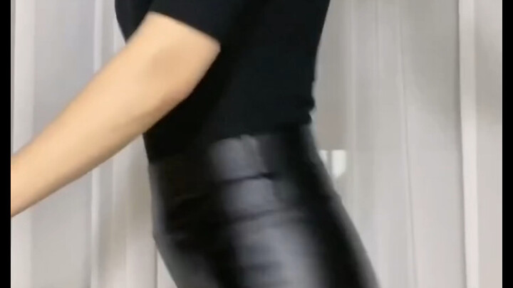 رقص الأخت رائع جدًا، لا بد أنه أغرى جميع السادة الحاضرين هنا.