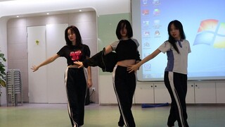 The class team building danced a dance of YG trainees