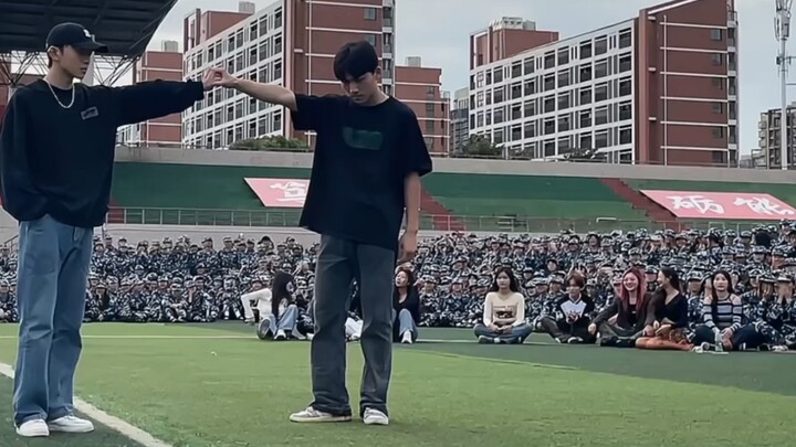 During the university military training, the girl from Aili was very enthusiastic to dance to EXO-lo