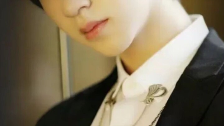 (Tường Lâm) " Ơ động đất à ko phải . Mà chính là Tường ca đang bị rung động bởi Hạ ca "