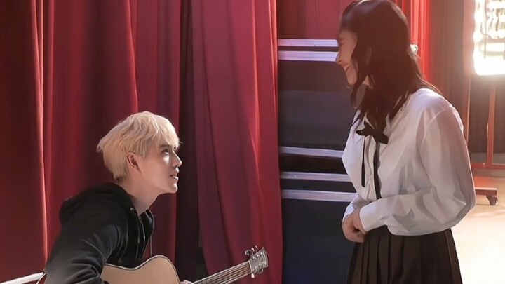 เจ้าหนุ่ม เธอแอบปิ๊งเขามานานแล้วใช่ไหม! เขานั่งเล่นกีตาร์อย่างอ่อนโยน ร้องเพลงประกอบภาพยนตร์ OST เพล