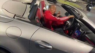 Cô gái xinh đẹp trên đường nhìn thấy ông cụ đi xe mui trần, khiến ông cụ xấu hổ không biết làm sao,