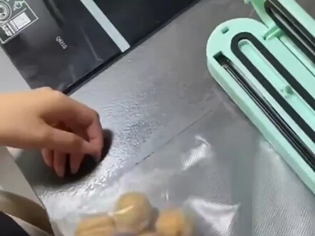 Seorang wanita membeli mesin penyegel vakum secara daring; setelah pria itu melakukan serangkaian ak