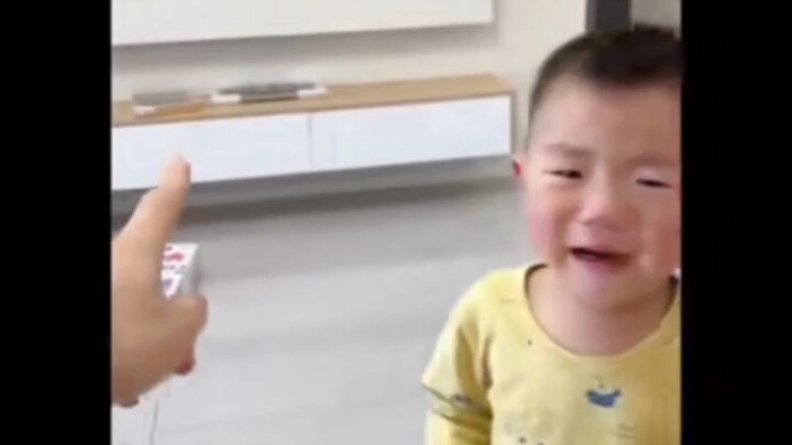 A child throws a tantrum and wants to have a good cry, but mom keeps assigning chores. Netizens are 