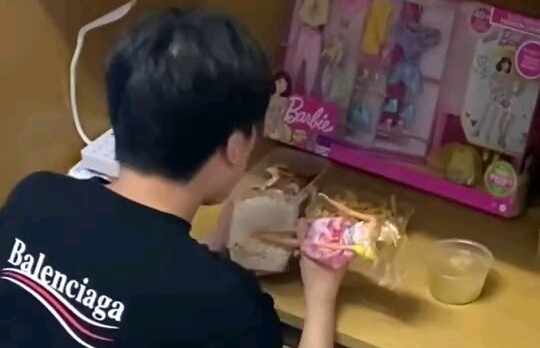 เพื่อนร่วมห้องของฉันเป็นโรคเบื่ออาหาร และสาวๆ ต้องป้อนอาหารเขาด้วยเท้าทุกครั้งเพื่อที่เขาจะได้กิน