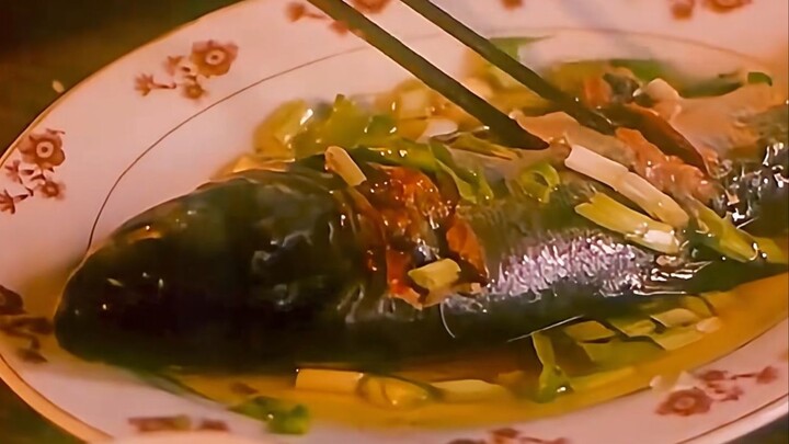 The boy tasted his mom’s braised fish for the first time, but immediately spat it out.