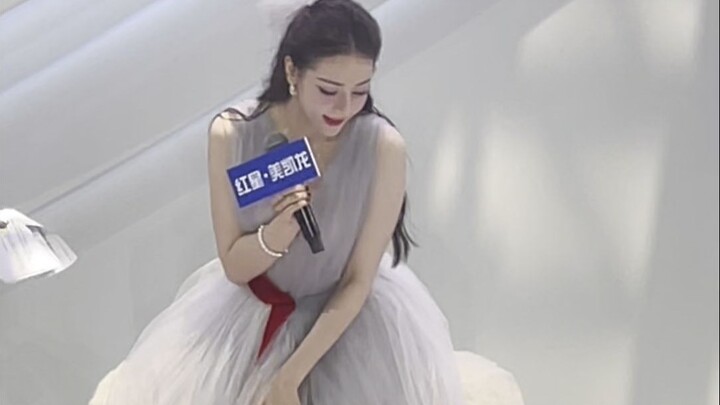 Dilraba, gerakan mengangkat kaki untuk merapikan roknya sungguh membuat hati berdebar~