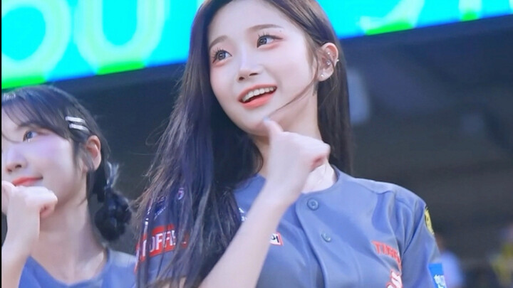 Nữ thần cổ vũ với điệu nhảy đẹp nhất khi cầu thủ bị ba lỗi liên tiếp