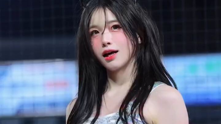 Wait... Why Is Everyone Watching This? 👀 #김민지 #김민지치어리더 #kpop #dance