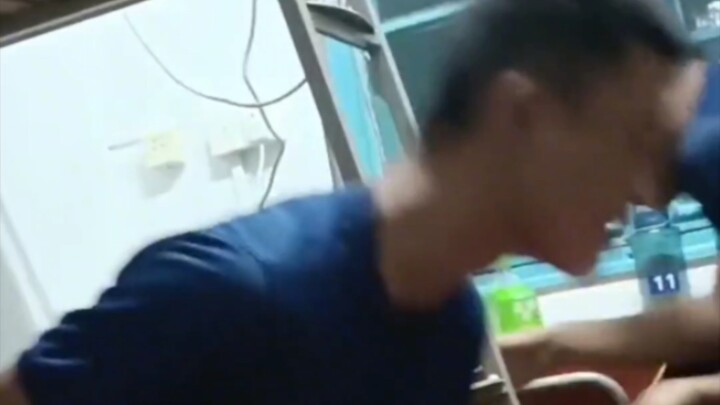 Seorang teman sekamar yang sopan